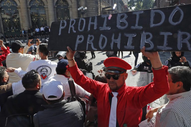 Taurinos protestan contra la nueva ley de corridas "sin sangre" de Ciudad de México