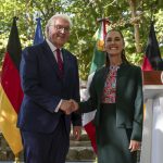 Fotografía cedida este jueves por la Presidencia de México, de la mandataria mexicana, Claudia Sheinbaum (d), saludando a su homologo de Alemania, Frank-Walter Steinmeier, al término de una conferencia de prensa en el balneario de Cancún en Quintana Roo (México). EFE/Presidencia de México/SOLO USO EDITORIAL/NO VENTAS/SOLO DISPONIBLE PARA ILUSTRAR LA NOTICIA QUE ACOMPAÑA(CRÉDITO OBLIGATORIO)